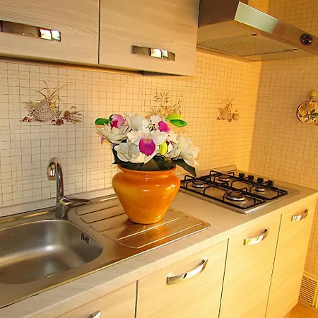Andrea - Private Garden, 2 Bathrooms, Covered Parking Space 아파트 비비오네